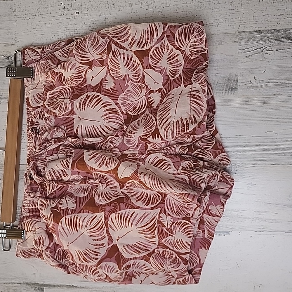 Tahari 100% linen brown rose palm leaf design shorts side pockets Size Small